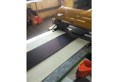 XJD-120x14D销钉抽真空(排气)冷喂料挤出机，挤出平板硫化机，橡胶注射机用的无气泡预成型胶条。